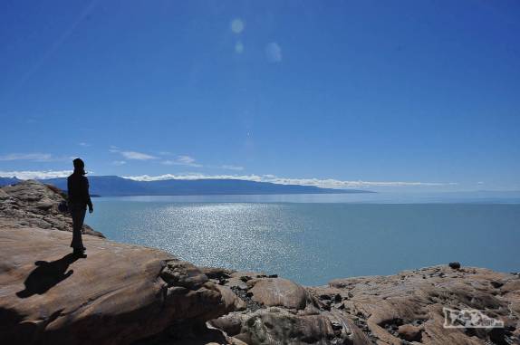 A Ana admira o lago Viedma, no Parque Nacional Los Glaciares, região de El Chaltén, no sul da Argentina